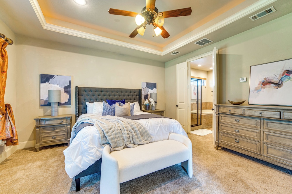 Spacious Texas Retreat w/ Community Pool