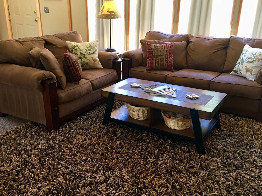 Ashland Vacations - Mountain Pine Cabin - Sleeps 6 - Pet Friendly - Property Image 3