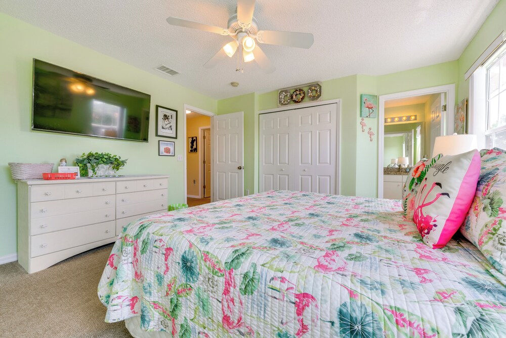 10 Mi to Disney Parks: Resort Retreat w/ Patio