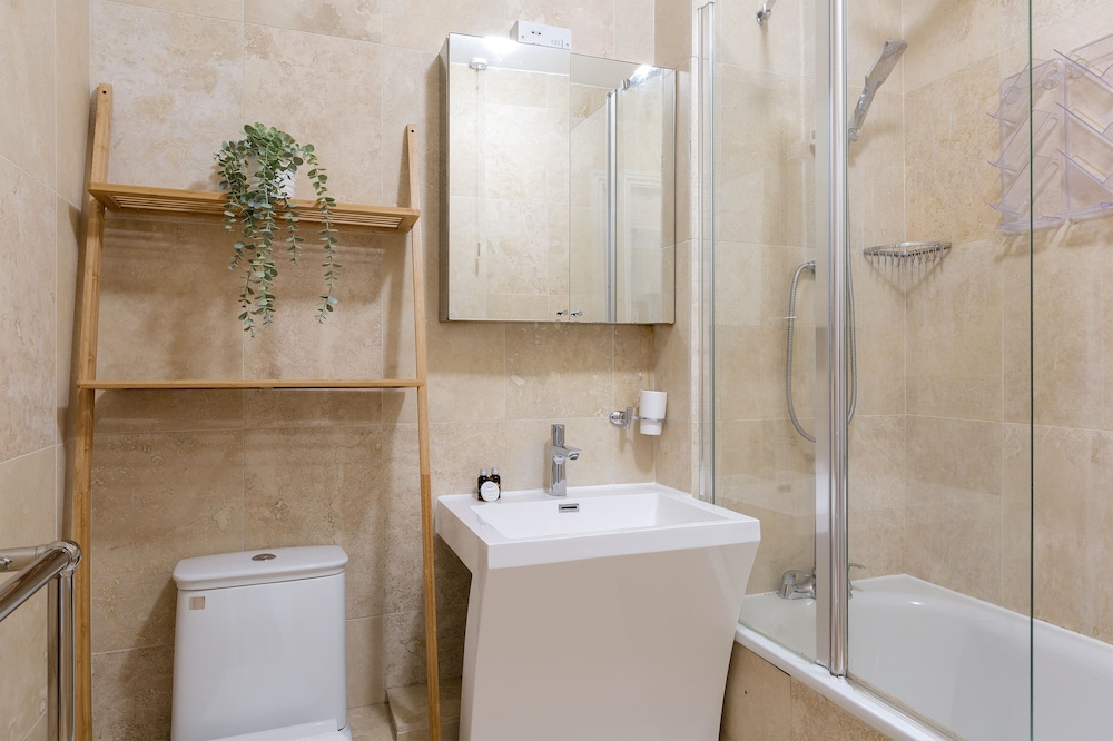 Comfortable 2 Bed Apartment by Tower Bridge