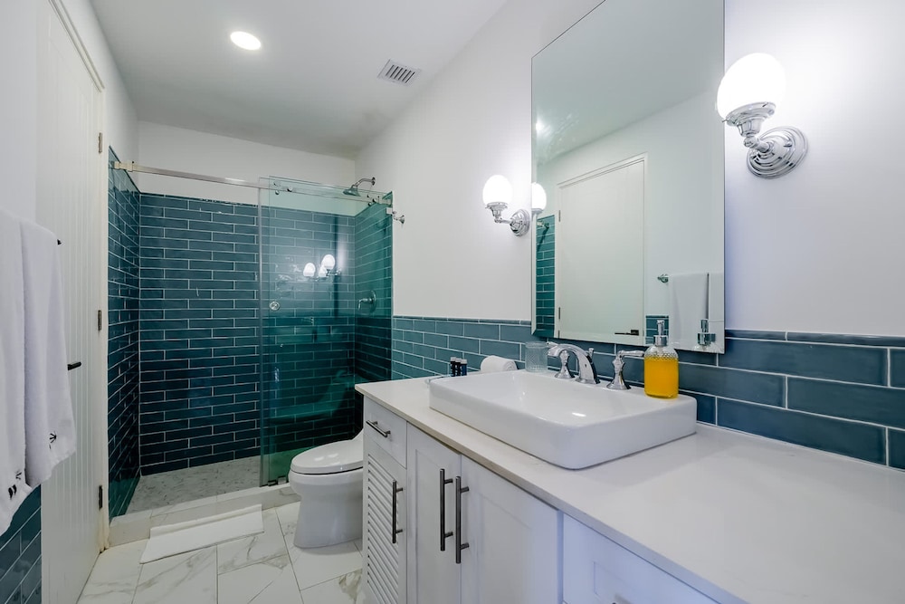 w Warm 1BR With Balcony in Panama