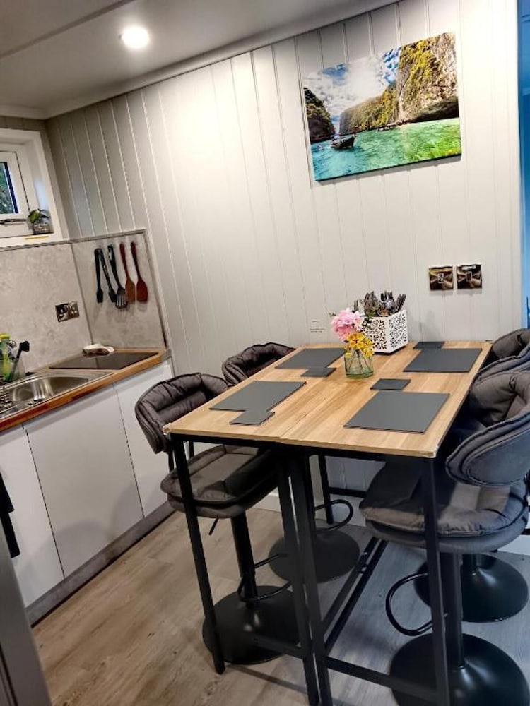 2-bedroom Guesthouse in Derby City, Parking, Wi-fi