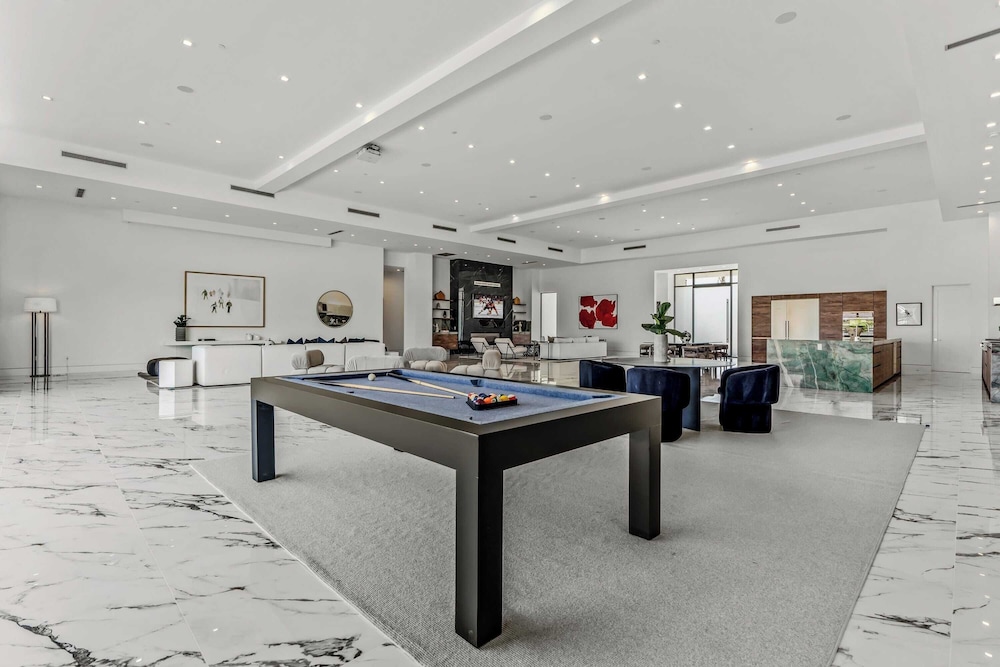Sleeps 31 2 Luxury Villas w/ Pool + Spa, Putting Green Bravo by Avantstay