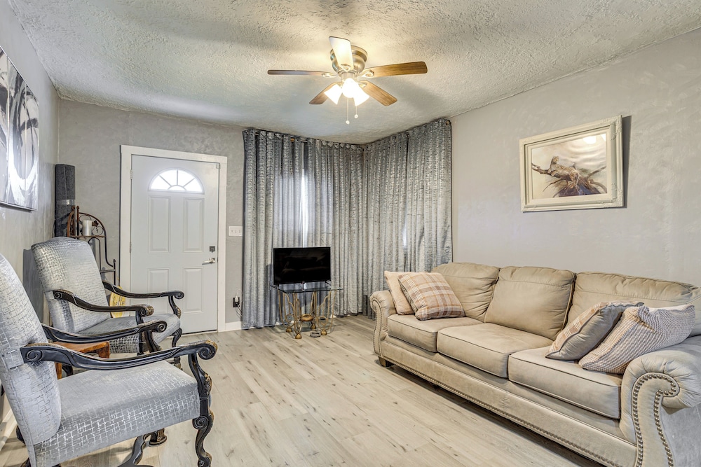 3 Mi to Dtwn Okc: Inviting Home w/ Yard!