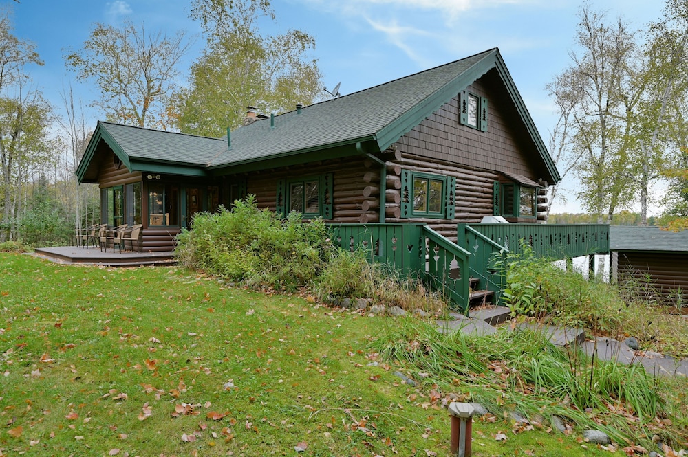 Birch Haven 4 Bedroom Home by RedAwning view 5