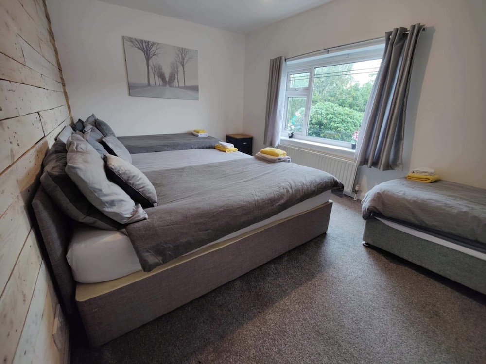 3 Bed House - Sleeps 7 - Garden - Parking - Wifi