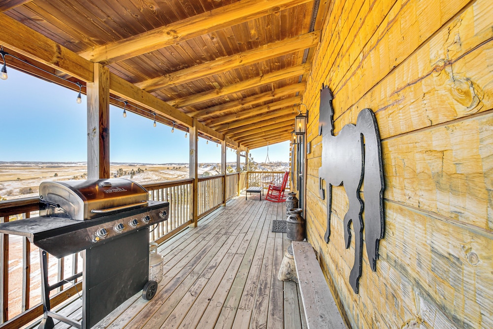 Pine Ridge Cabin on 62 Acres: Hot Tub & Views!