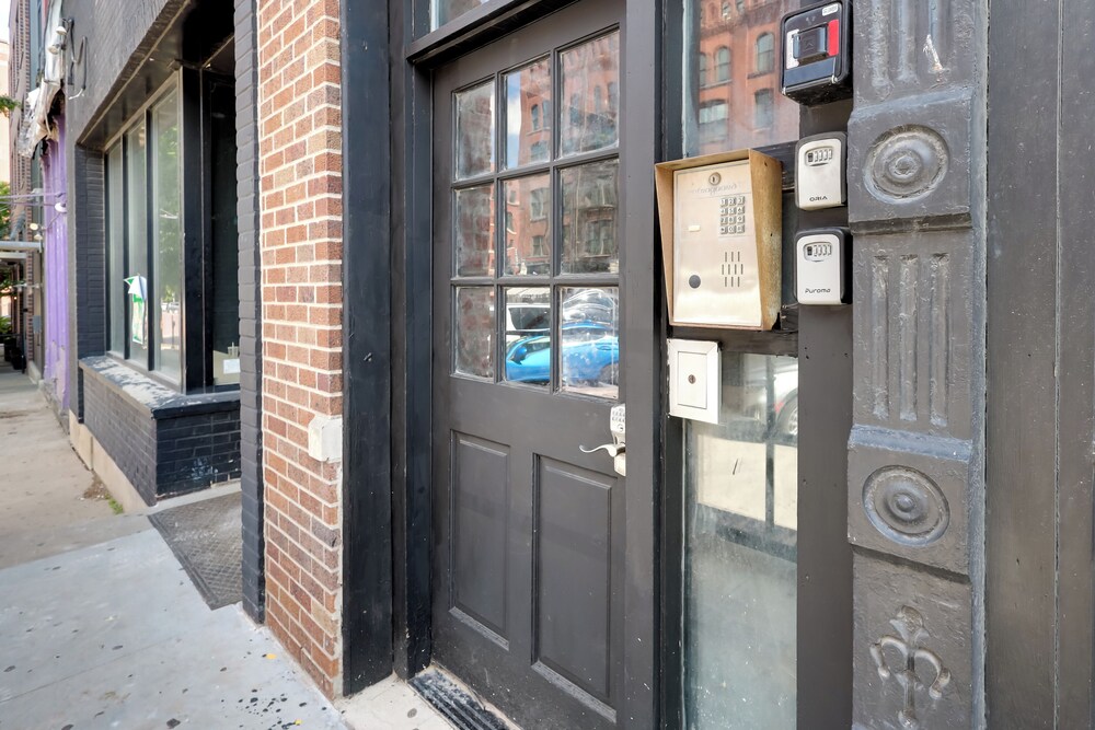 Prime Old Market Location: Walkable Omaha Condo!