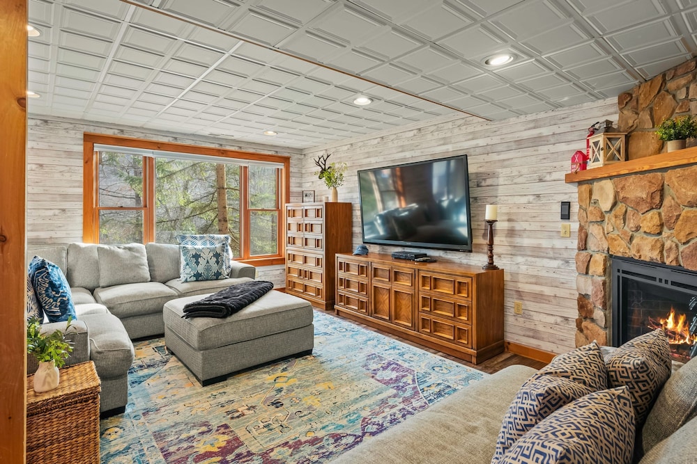 Mountain Escape With Game Room Balcony Stunning Views in the Poconos Christina