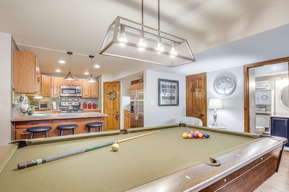 'foxes Den' w/ Hot Tub, Pool Table & Fire Pit!