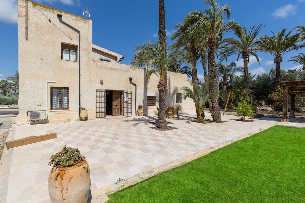Historical Palms Villa by Fidalsa