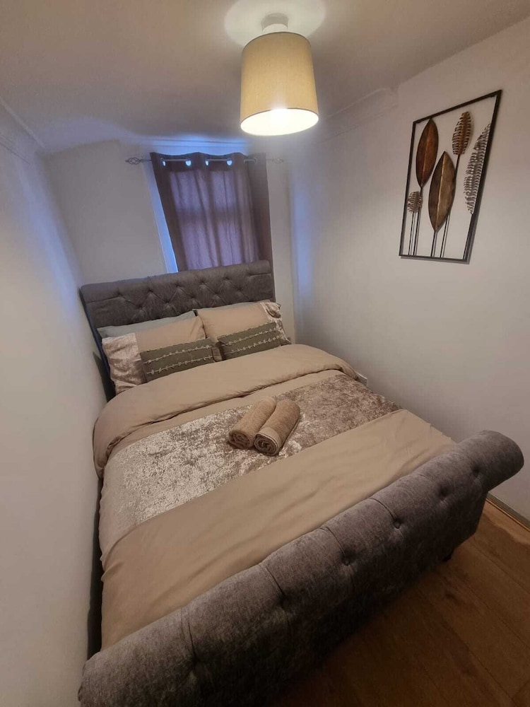 Elegant 4-bed House in Dartford view 2