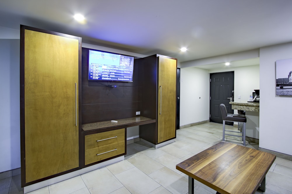 Ensenada Vacations - Hotel La Pinta - Property Image 6