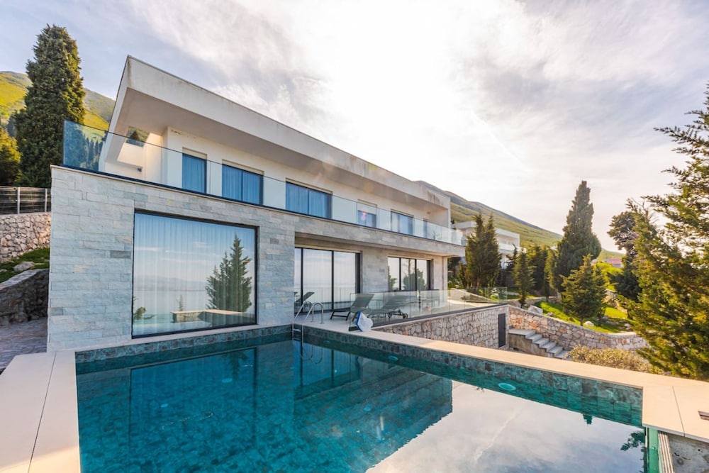 Villa Serenity Luxury Lakeside Manor