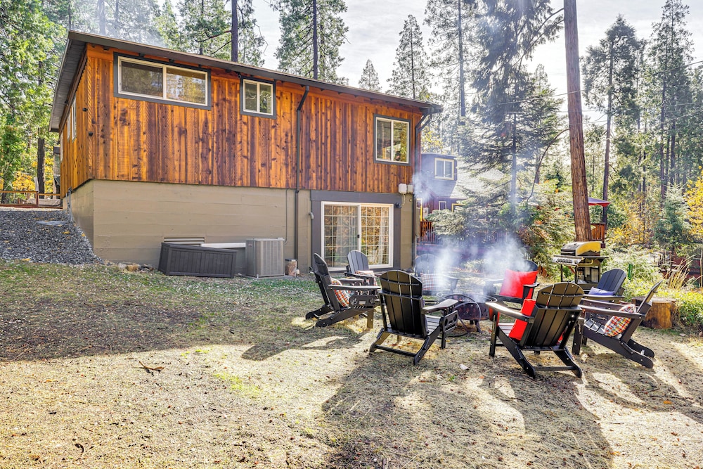 Walk to Golf, Lake: Twain Harte Cabin w/ Fireplace