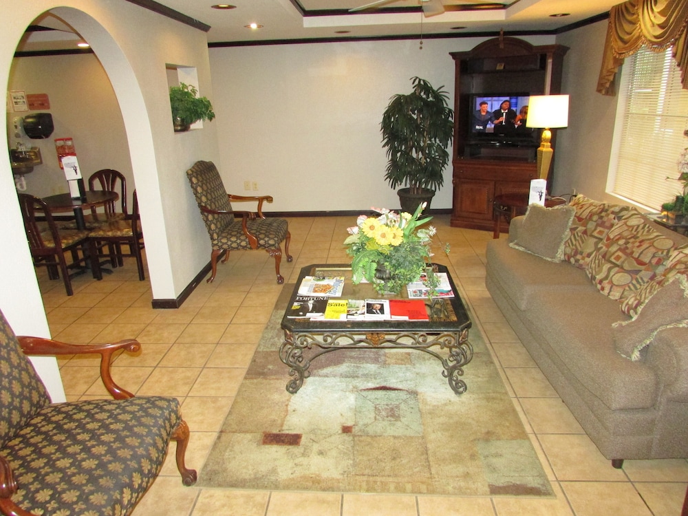 Days Inn Suites by Wyndham Fort Valley - Property Image 1
