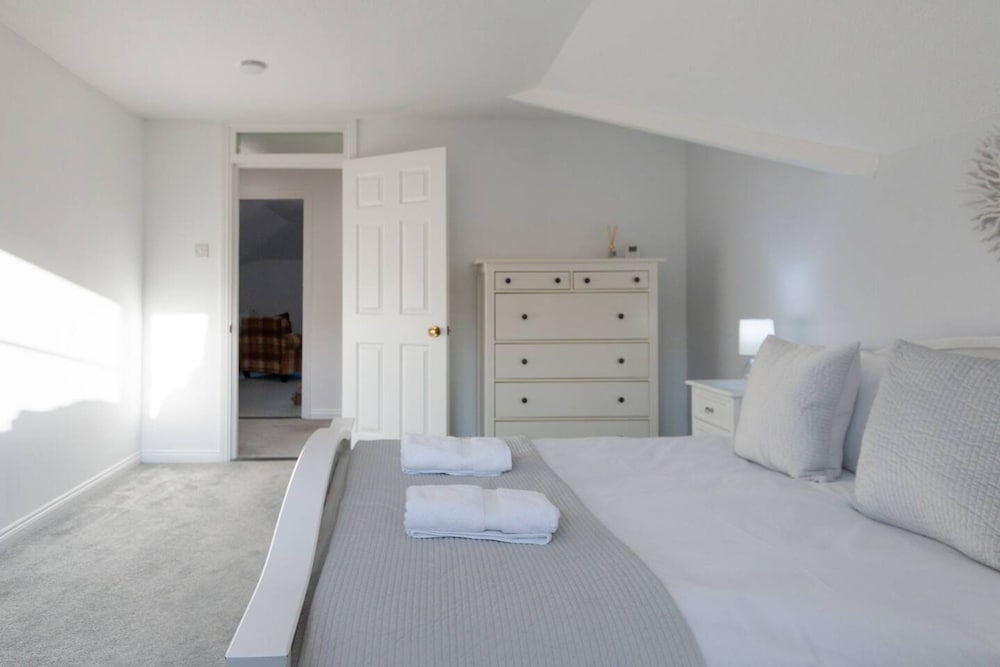 Elegant 2BR Broadstairs Coastal Escape by Adliv