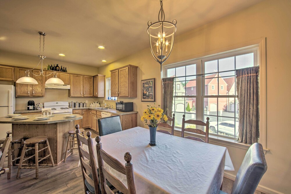 Unique Townhouse in Bavarian-style Neighborhood! - Property Image 9