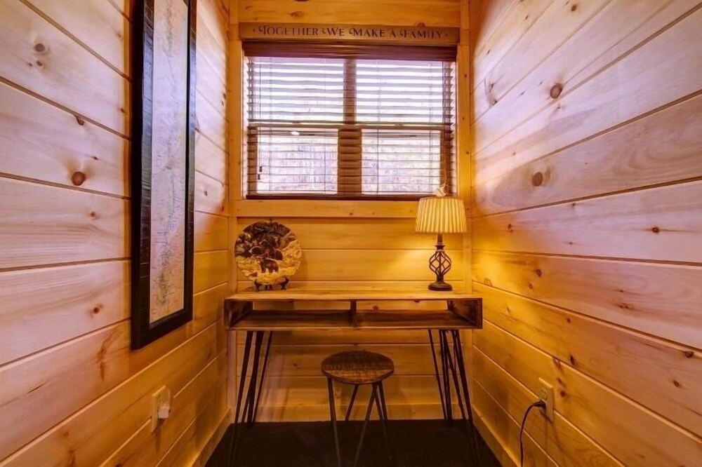Country Cozy - 4 Bedrooms, 5 Baths, Sleeps 16 Home by RedAwning