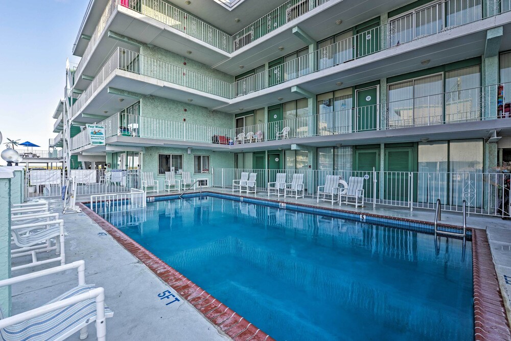 Wildwood Crest Condo w/ Pool: Walk to Restaurants!