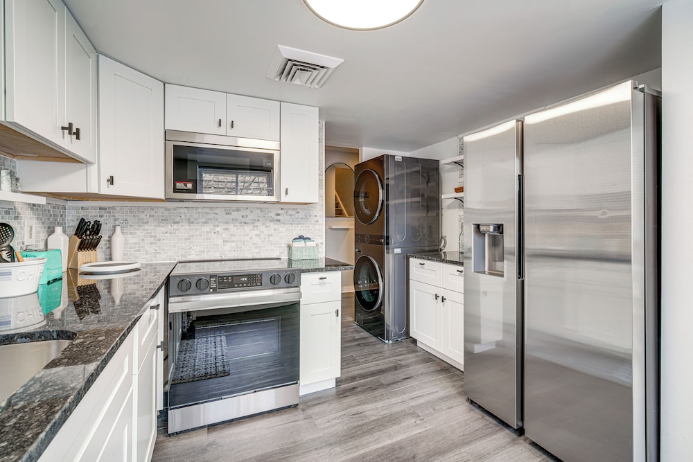 Walk to Casino: Condo w/ Balcony in Atlantic City!