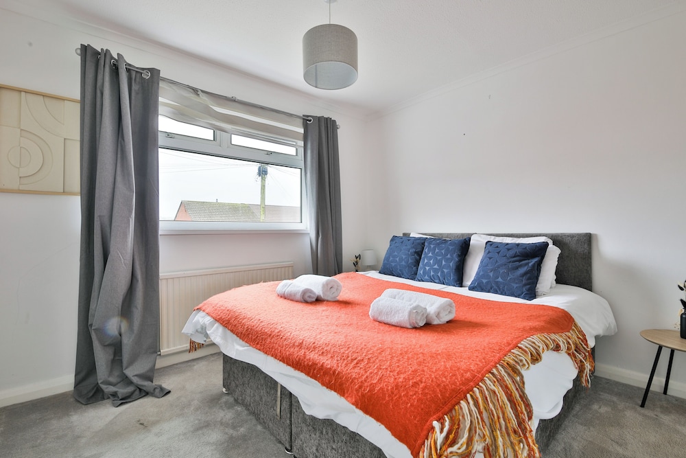 3 Bed House with Private Parking