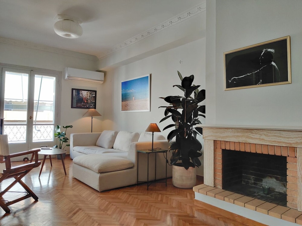 Stylish 1BR Apt With Retro Kitchen View Balcony