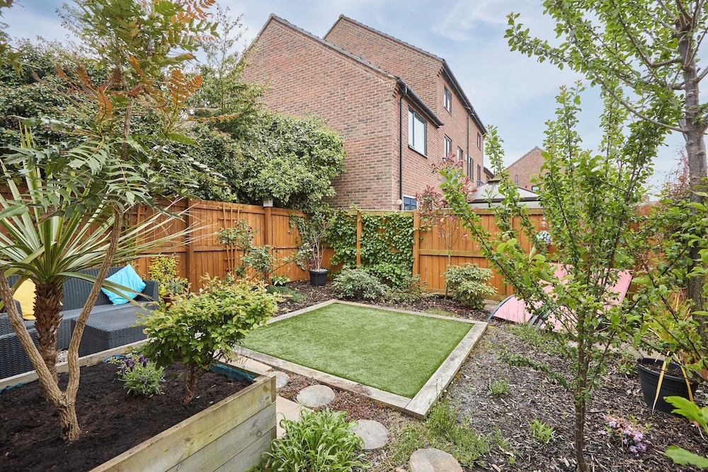 Host Stay Garden Cottage