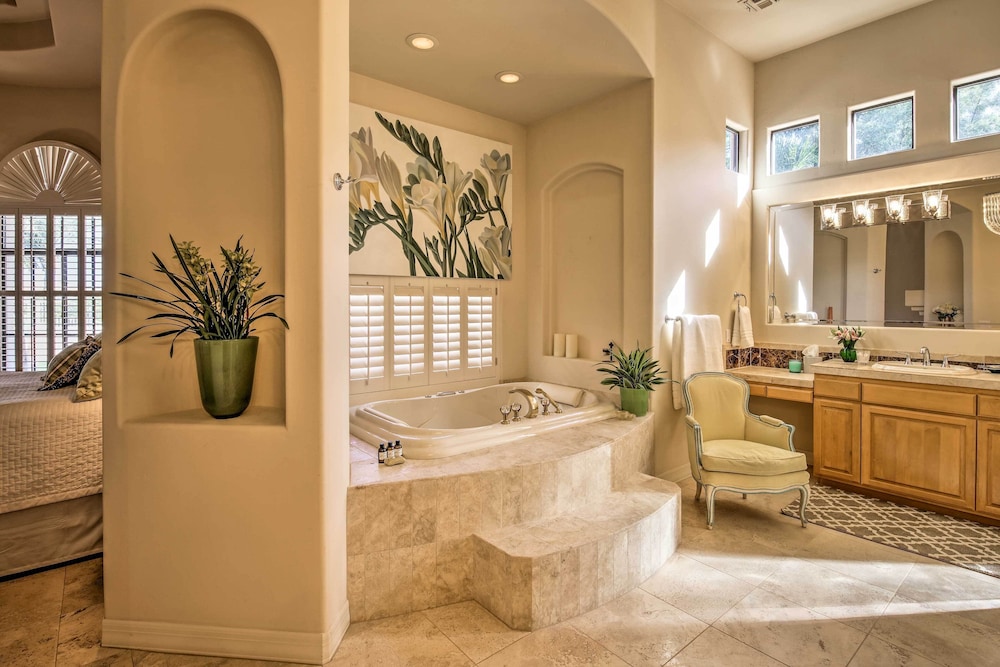 Lavish Paradise Valley Home w/ Sports Court & Pool