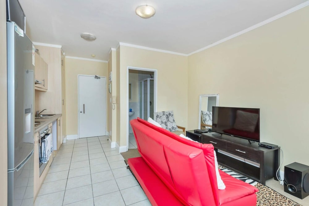 Bright Studio Apartment w/ Stunning Roof-top Pool view 4