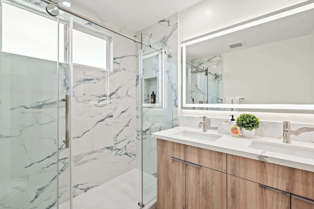 Stylish New Home Bright, Modern & Fully Stocked