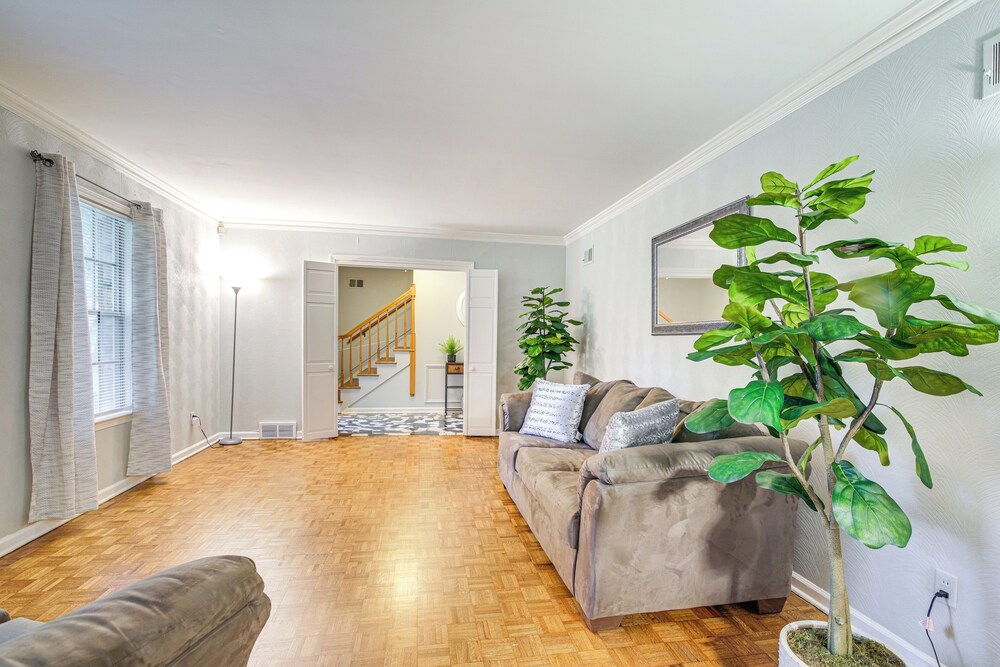 Walk to Graceland: Spacious Memphis Home!