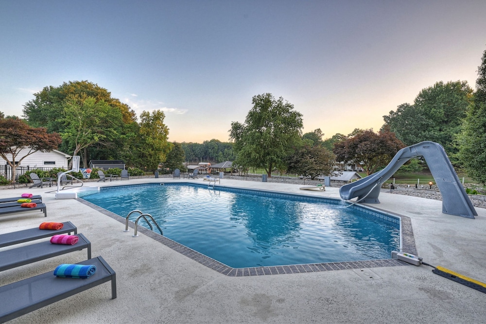 Sip Sip Away by Avantstay Pool Hot Tub