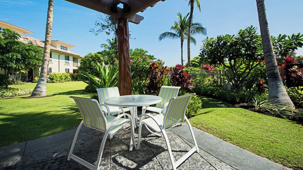 Spacious Ground Floor End Unit - Walk to Beach & Shopping - Vrkcv