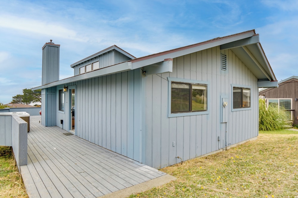 Beach Access & Hot Tub: Coastal Gem in Manchester
