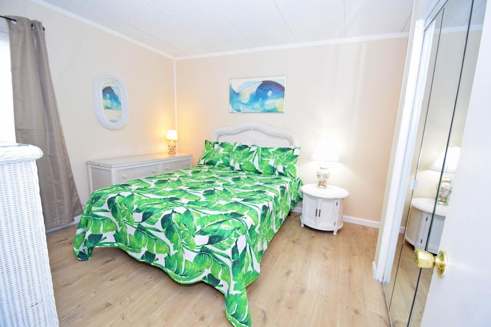 Shore Lea 102 1 Br condo by RedAwning