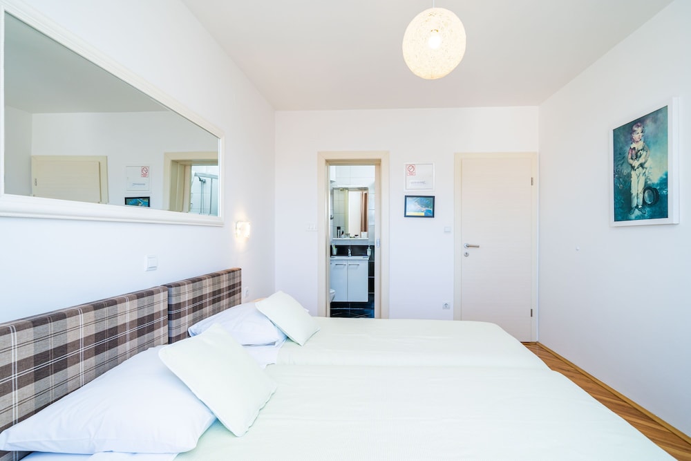 Jele Rooms