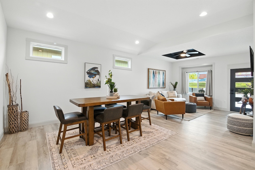 Brand New Cool Comfy Lawrence Retreat 3 Bedroom Duplex