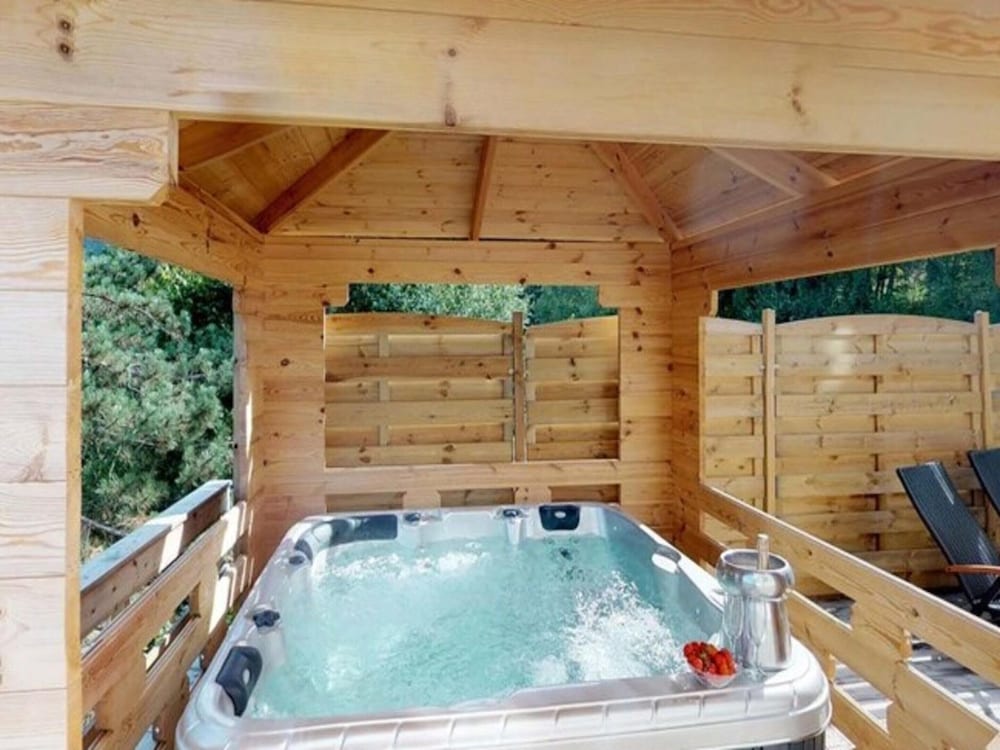 Farmhouse by Lake Coo With Jacuzzi
