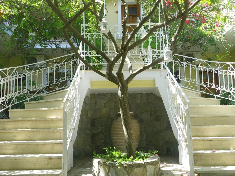 Sofos Apartments