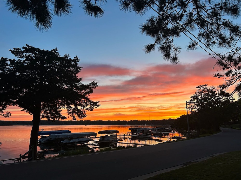 Lake Ripley Lodge w Lake Front Rooms, Grand Porch, Kayaks & Paddleboard