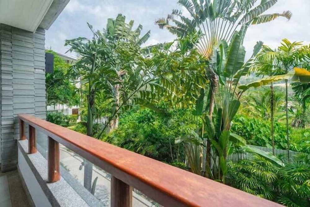Elegant Beachfront 3BR Condo at Pearl of Naithon
