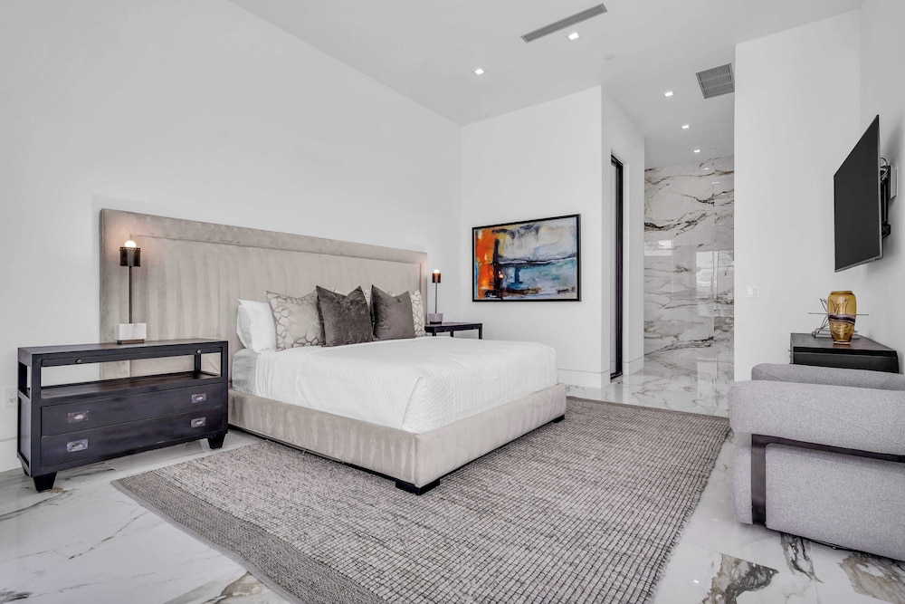 Luxury Retreat Pool, Putting Green + Pickleball Sleeps 17 Bravo Villa 8 by Avantstay