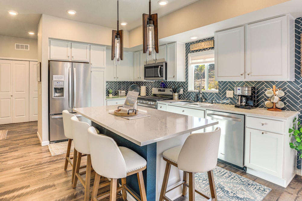 Walk to Light Rail! Townhome 9 Mi to Dtwn Denver