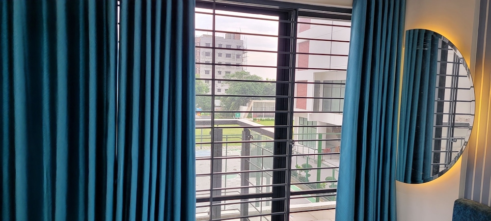 Luxurious 3-bhk Highly Secured & Close to Airport