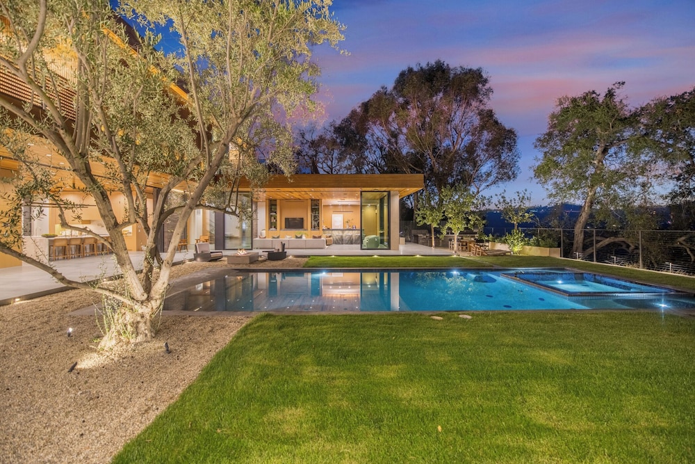 Oak Pass Manor: Indoor-outdoor Luxury With Pool, Sauna & Panoramic Views