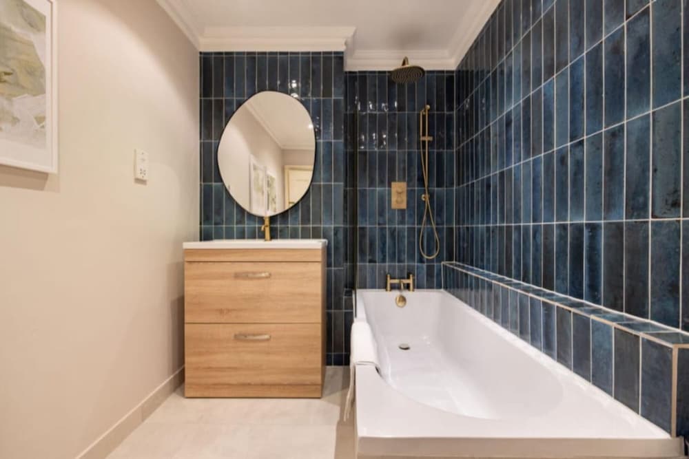 The Woking Wonder - Captivating 3bdr Flat With Parking view 5
