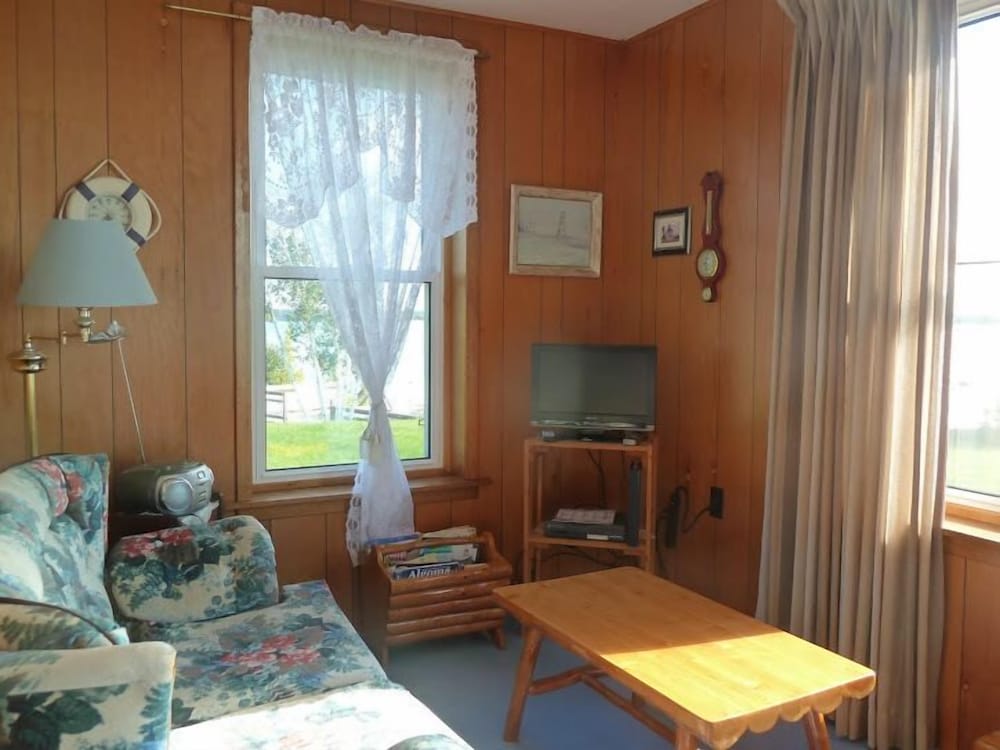 Bruce Bay Cottages & Lighthouse