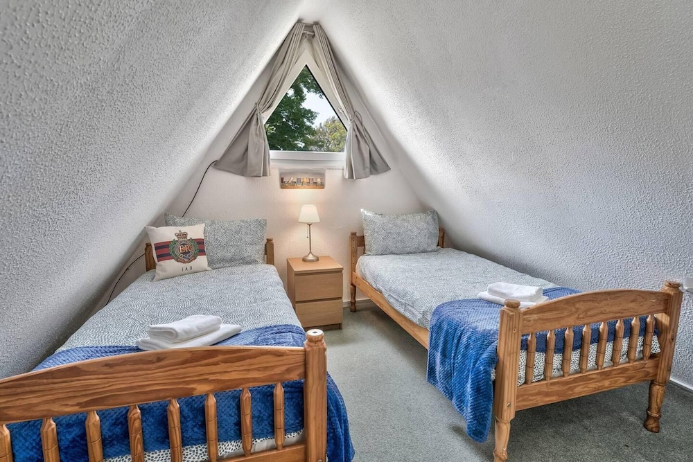 The Lookout, Sunny Beach Retreat, Sleeps 5 Guests view 3