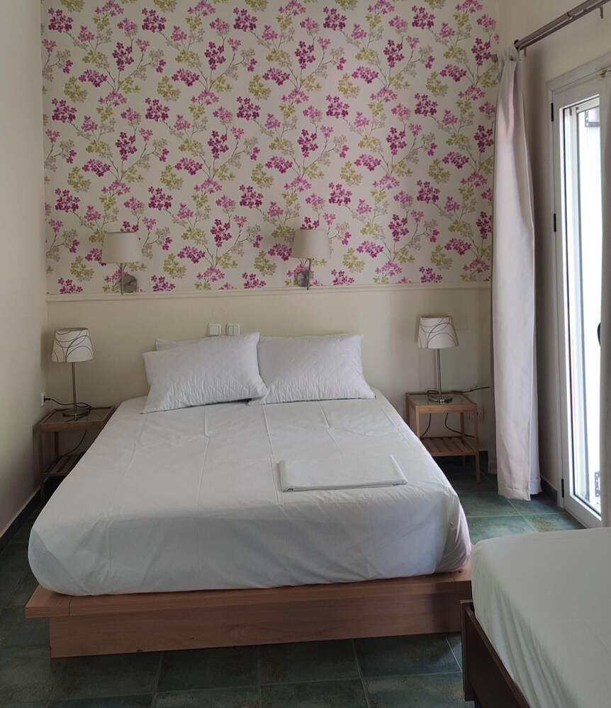 Okeania Seafront Rooms in Kamena Vourla